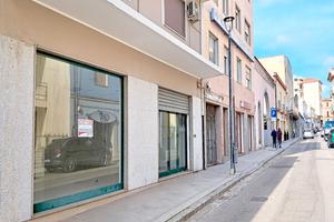 Centro- Locale commerciale con ampie vetrate