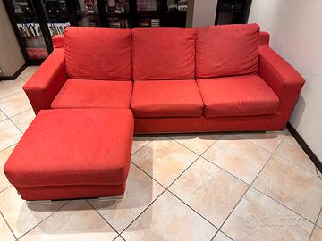 Divano letto tre piazze con puf