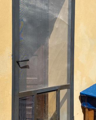 Porta zanzariera in ferro battuto con gattaiola