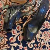 Sandali di vernice nera