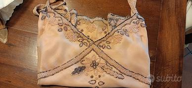 Top con  perline e paillettes 