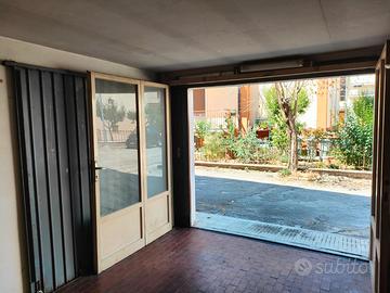 Garage fuori terra con finestra