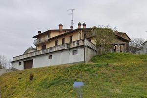 Complesso immobiliare a Varano de Melegari (PR)