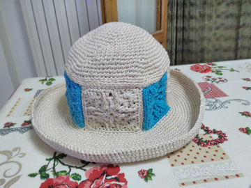 Cappello tesa larga con mattonelle uncinetto