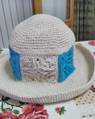 Cappello tesa larga con mattonelle uncinetto