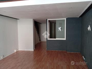 NEGOZIO A LANGHIRANO