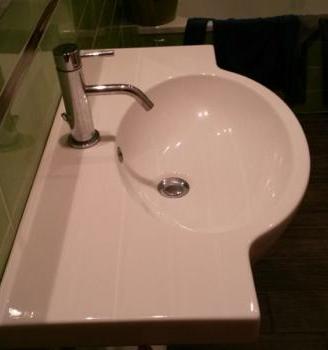 Lavabo con specchiera e luce a led