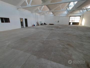 Triuggio capannone 650 mq