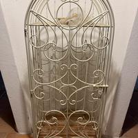 Dispensa per bottiglie.