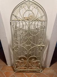 Dispensa per bottiglie.