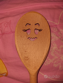 Mestolo nuovo a cucchiaio di legno con faccina