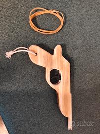 pistola di legno spara elastici