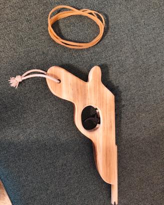 pistola di legno spara elastici
