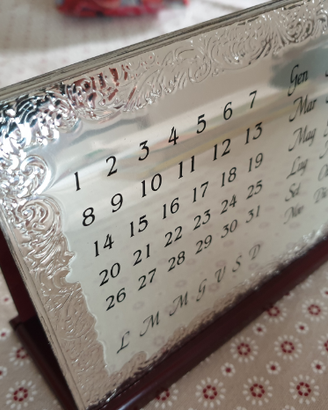 Calendario da tavolo in argento