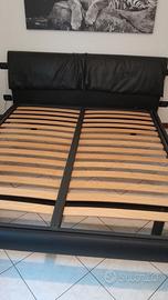 Letto matrimoniale con doghe e testiera in pelle