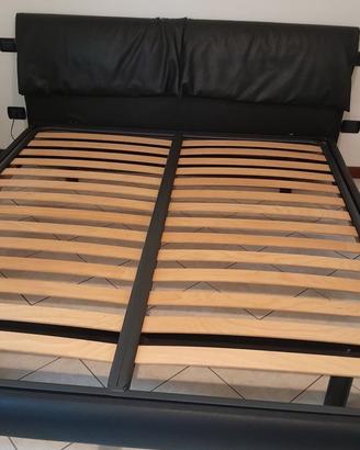 Letto matrimoniale con doghe e testiera in pelle