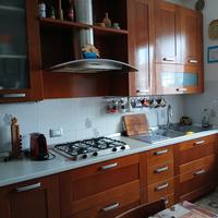 cucina ad angolo completa di frigorifero e forno