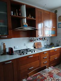 cucina ad angolo completa di frigorifero e forno