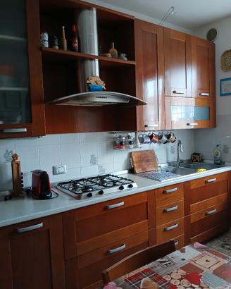cucina ad angolo completa di frigorifero e forno