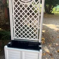 Coppia fioriere con spallierain resina bianca