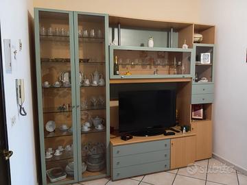 Arredamento in buone condizioni.