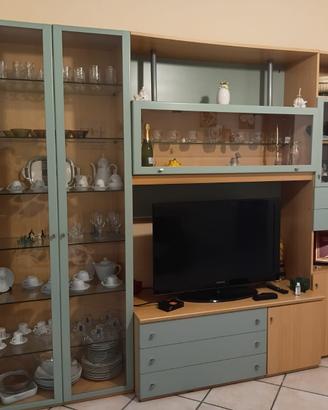 Arredamento in buone condizioni.