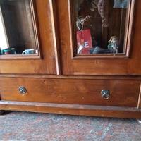 Vetrina in legno massello con ante in vetro