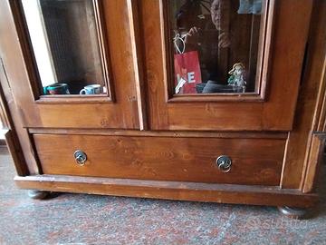 Vetrina in legno massello con ante in vetro