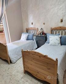 2 letti singoli in legno massello naturale