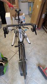 Bicicletta da corsa. Decathlon con doppi freni 