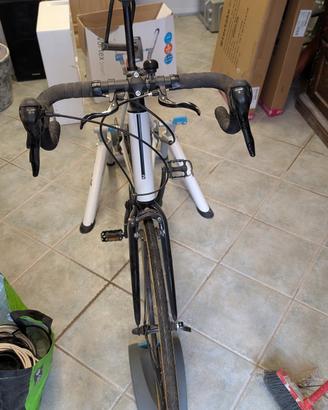Bicicletta da corsa. Decathlon con doppi freni 