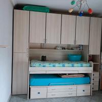 cameretta con angolo scrivania e libreria 