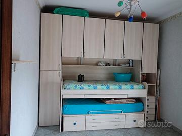 cameretta con angolo scrivania e libreria 
