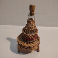 Bottiglia e piedistallo in vimini vintage anni 70