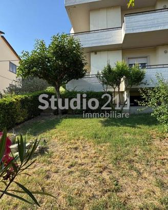 Villa di 110 m² con 5 locali e box auto a Laterina