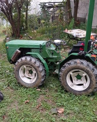 Trattore Ferrari 75 33RS con attrezzi