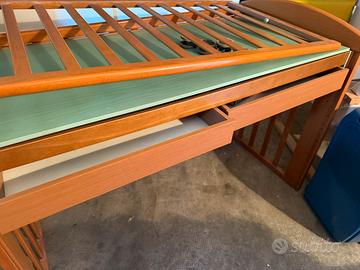 Lettino con spondibe  +scrivania foppapedretti