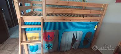Letto semielevato marca Flexa con tenda da gioco.