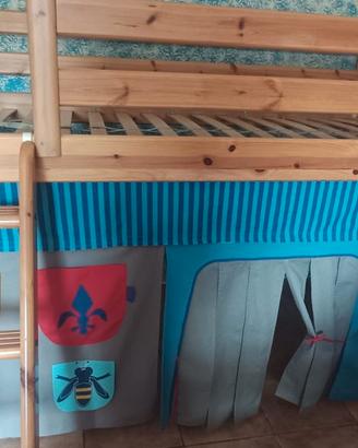 Letto semielevato marca Flexa con tenda da gioco.
