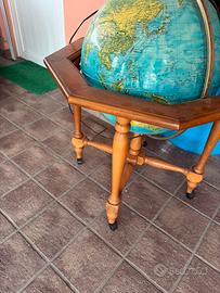Mappamondo vintage illuminato