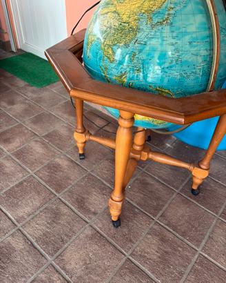 Mappamondo vintage illuminato