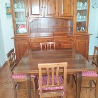 Mobile credenza più tavolo con sei sedie.