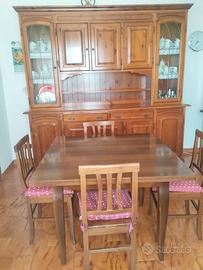 Mobile credenza più tavolo con sei sedie.