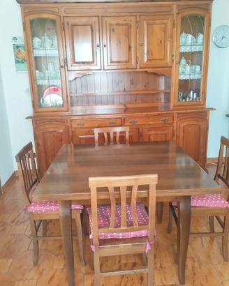 Mobile credenza più tavolo con sei sedie.