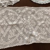 Centrino rettangolare lavorato a mano a uncinetto