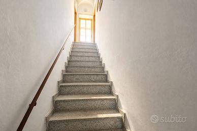 Casa indipendente di 145 m² con più di 5 locali a 