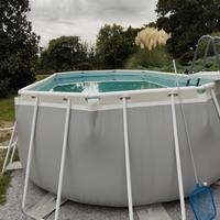piscina ovale Intex fuori terra .