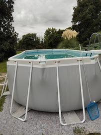 piscina ovale Intex fuori terra .