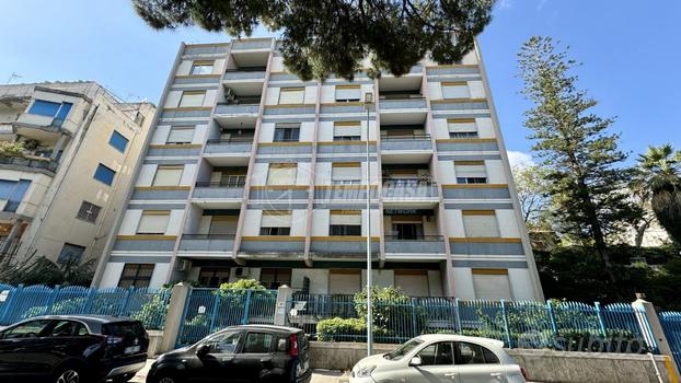 Ampio appartamento in condominio in zona servita c