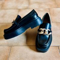 H&M Mocassini neri con suola alta e catena dorata